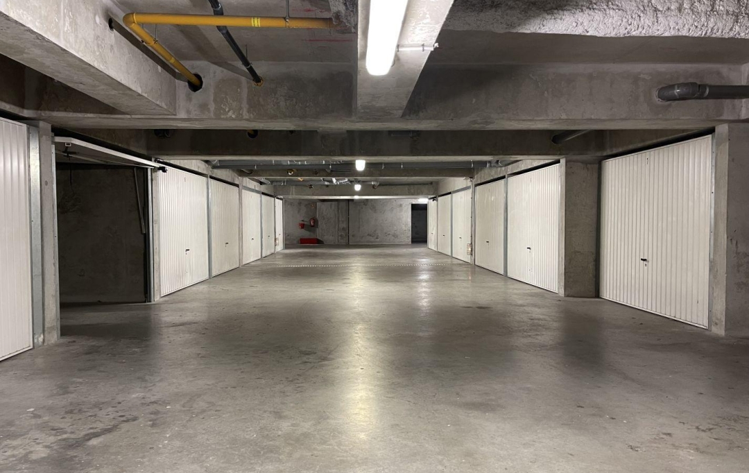 Annonces GENAS : Garage / Parking | LYON (69008) | 16 m2 | 18 000 € 